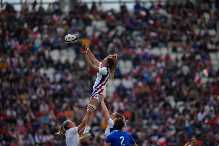 France see off Italian challenge